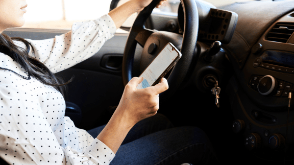 woman texting while driving